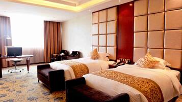 Room, 2 Twin Beds, Smoking | Hypo-allergenic bedding, minibar, in-room safe, desk