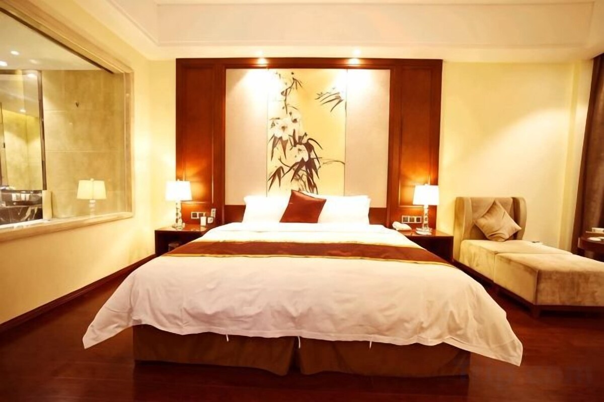 Hypo-allergenic bedding, minibar, in-room safe, desk