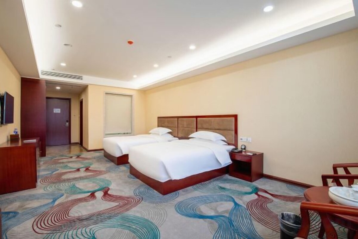 Hypo-allergenic bedding, minibar, in-room safe, desk