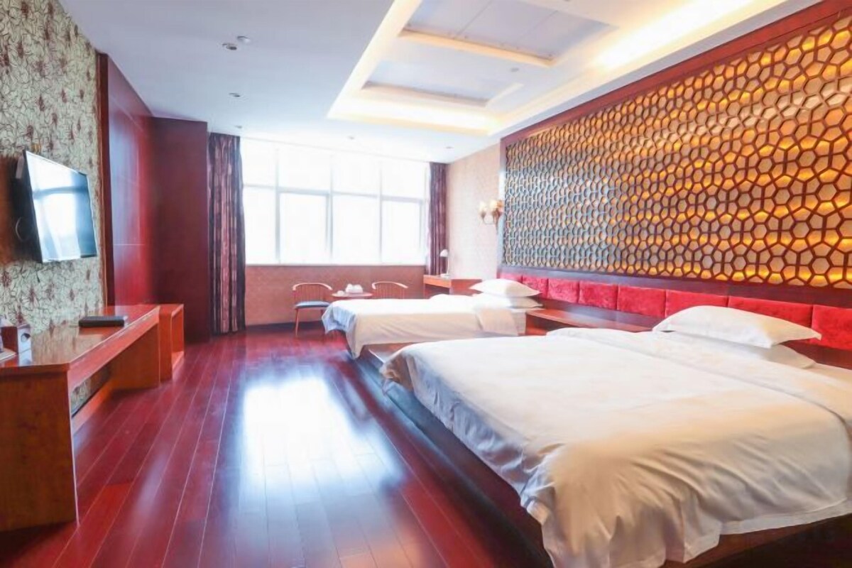 Hypo-allergenic bedding, minibar, in-room safe, desk