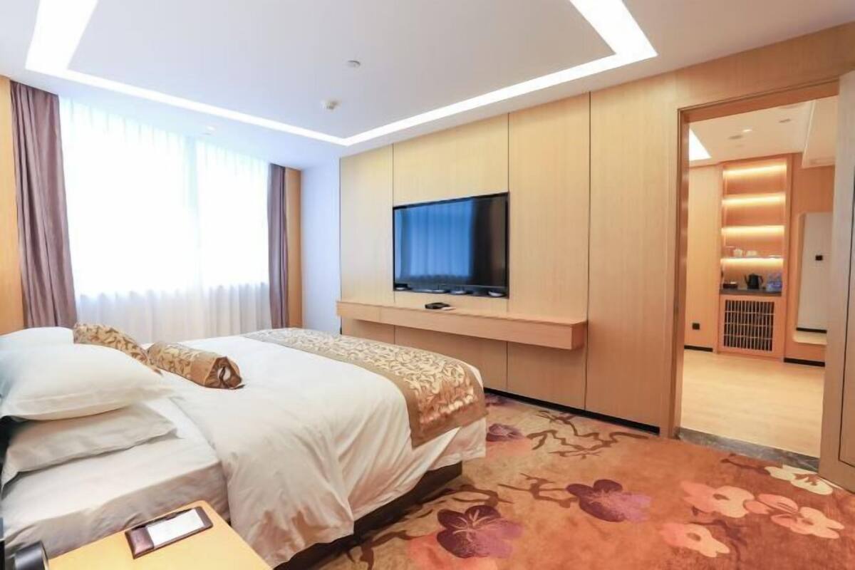 Hypo-allergenic bedding, minibar, in-room safe, desk