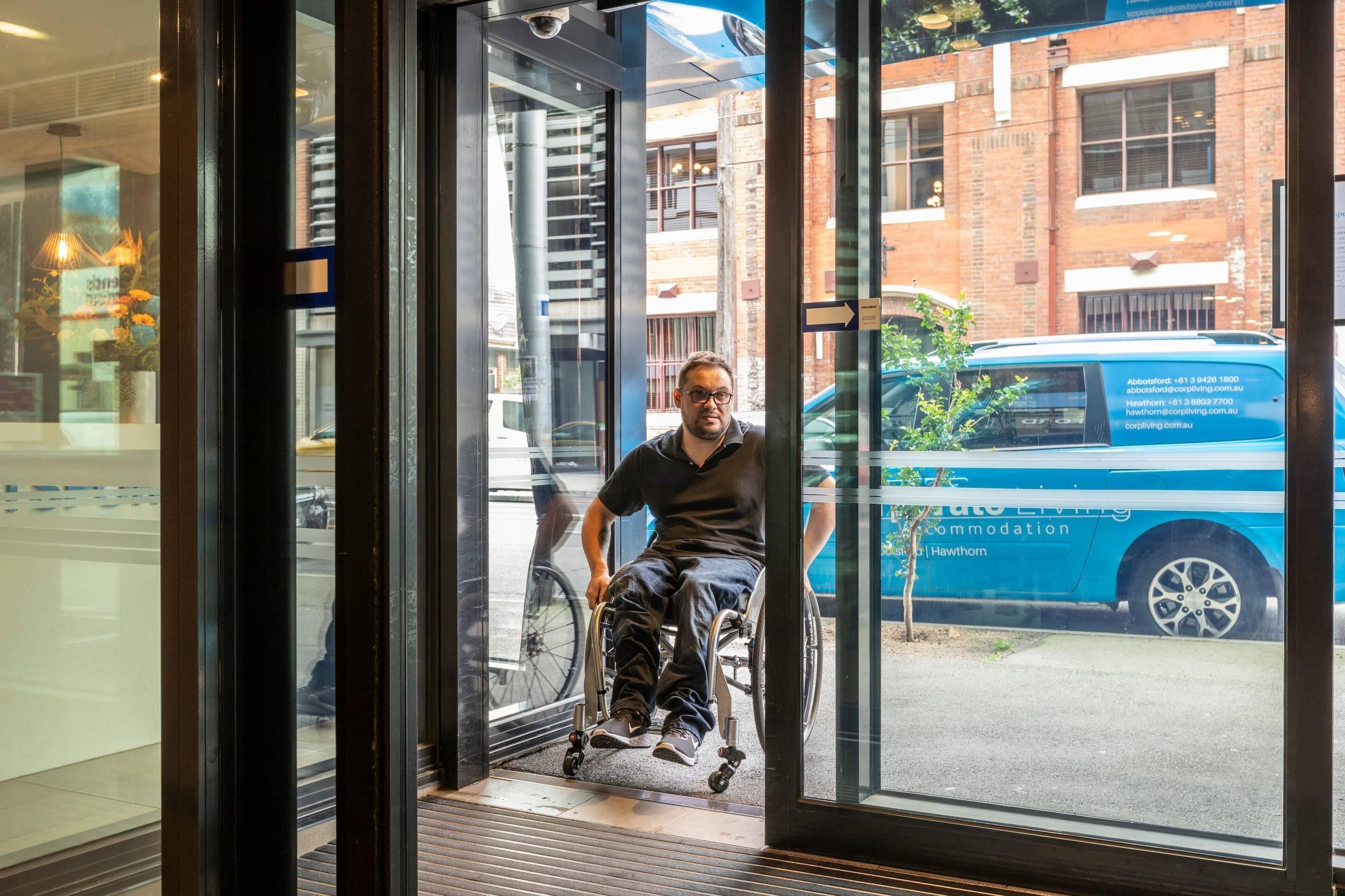 Una cassaforte in camera, una scrivania, postazione laptop
