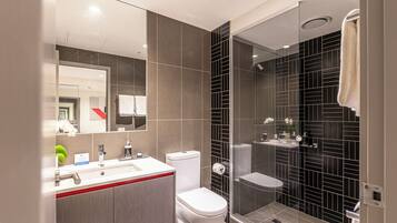 Articles de toilette gratuits, sèche-cheveux, serviettes fournies, savon