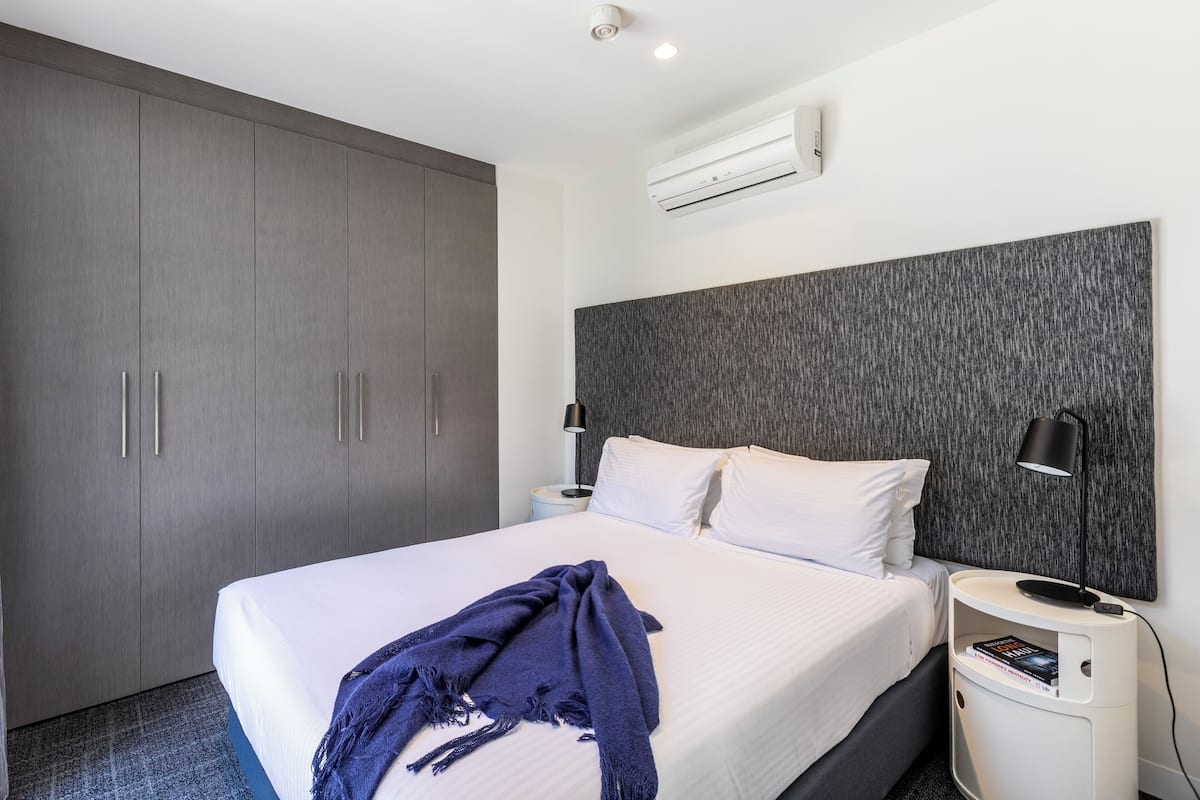 3 habitaciones, caja de seguridad en la habitación y escritorio