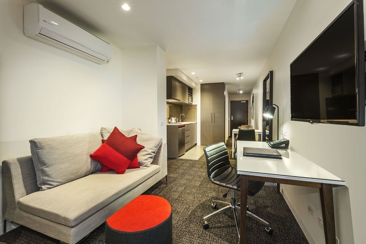 Living area | 45-inch flat-screen TV with digital channels, Netflix