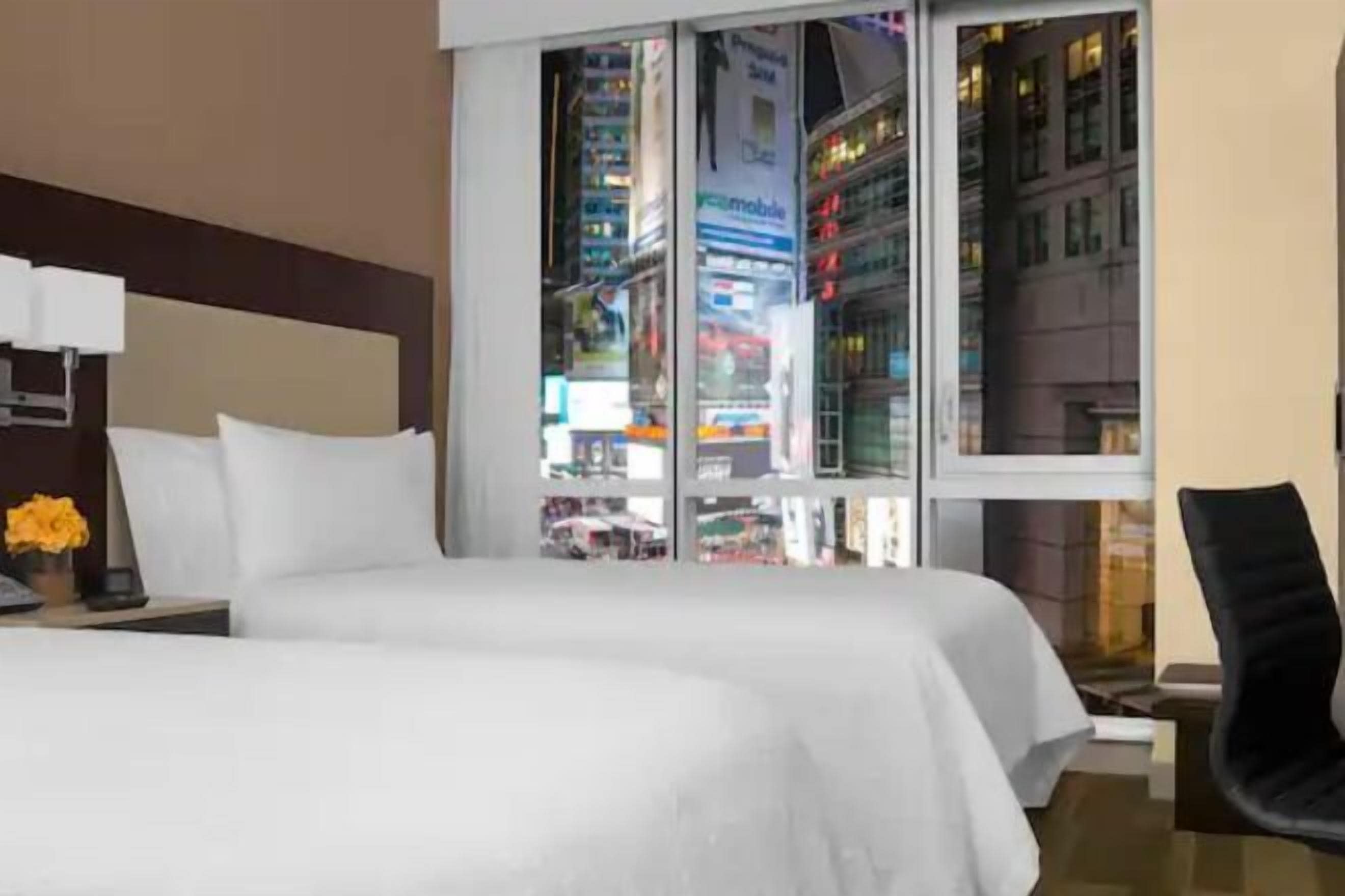 高档床上用品、客房内保险箱、办公桌、笔记本电脑工作区