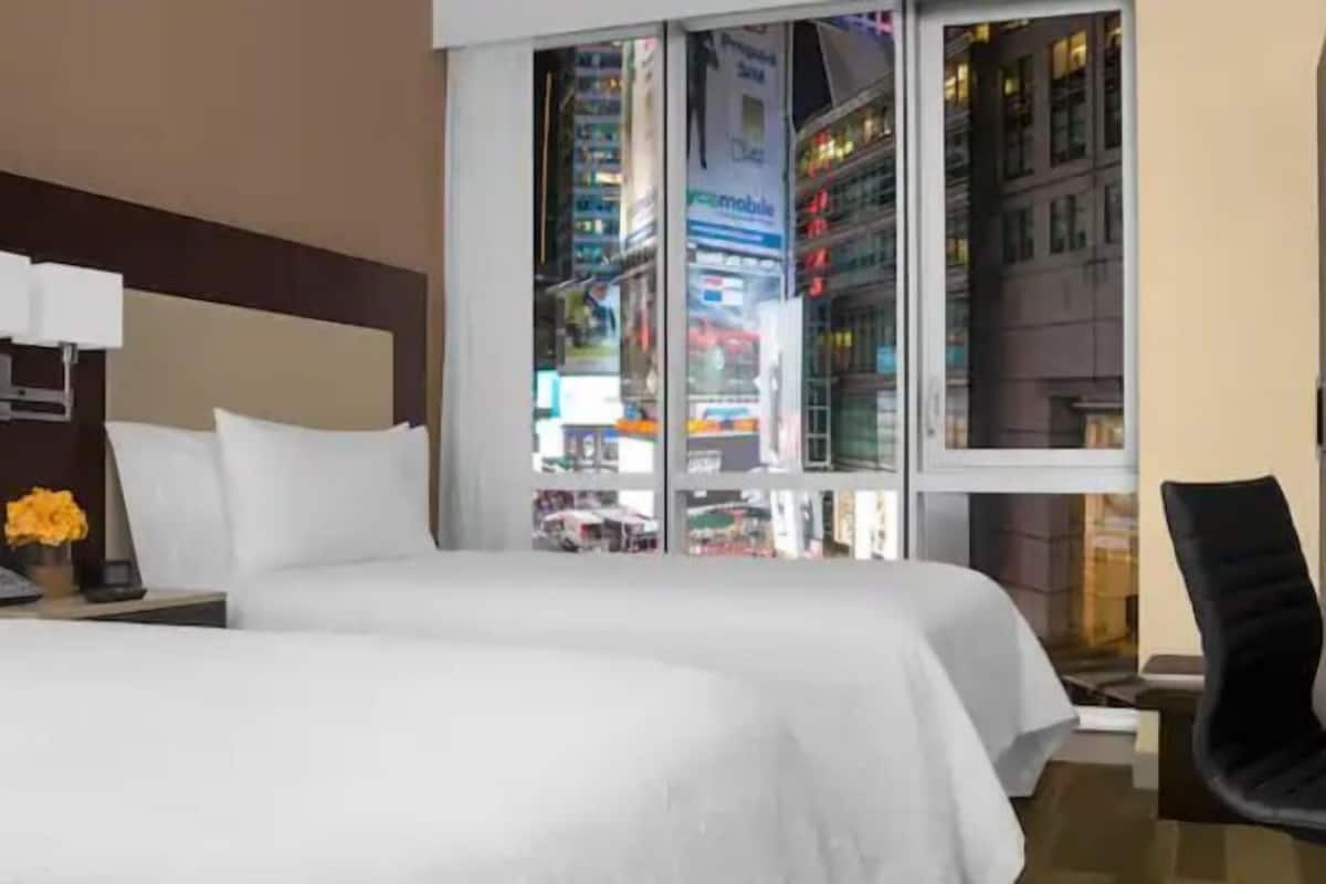 Premium bedding, in-room safe, desk, laptop workspace