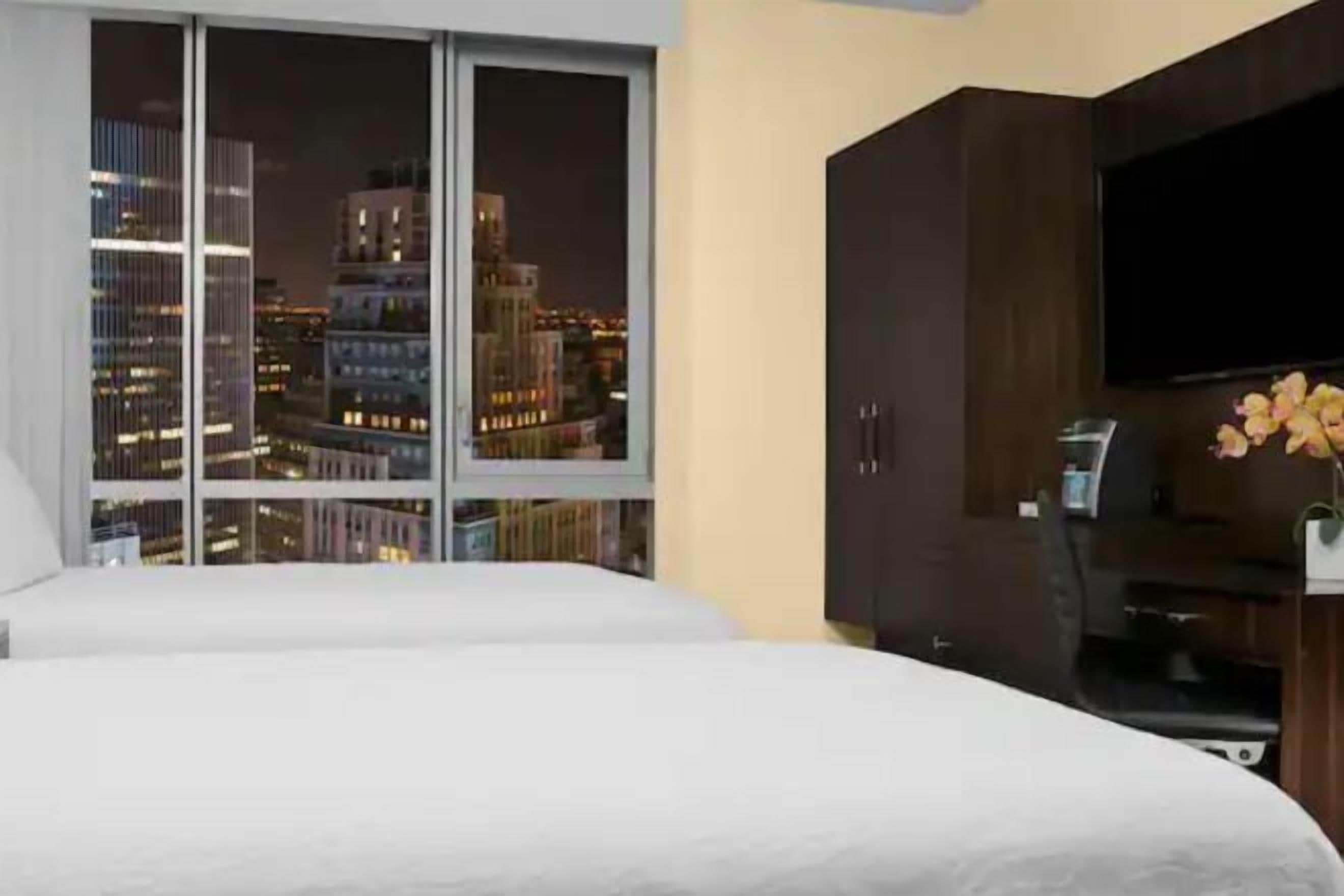 高档床上用品、客房内保险箱、办公桌、笔记本电脑工作区