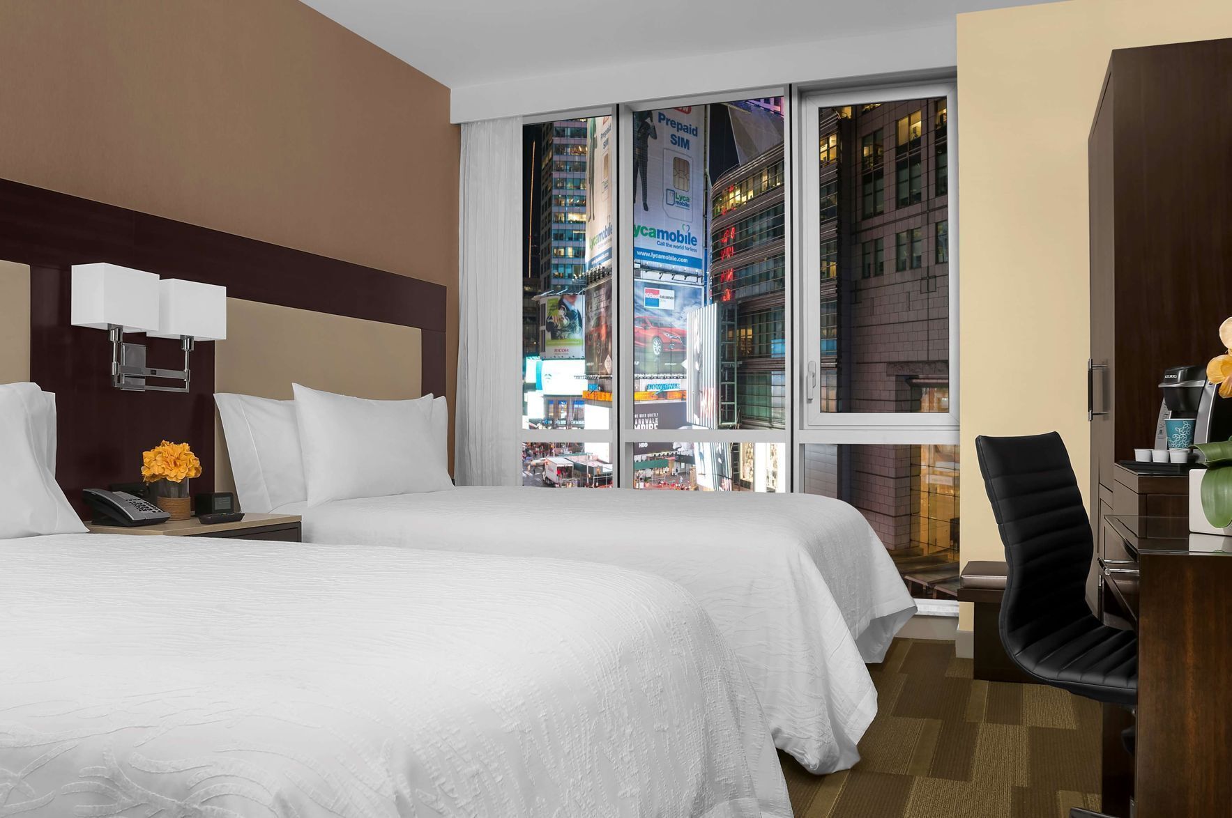 Luxe beddengoed, een kluis op de kamer, een bureau, een laptopwerkplek