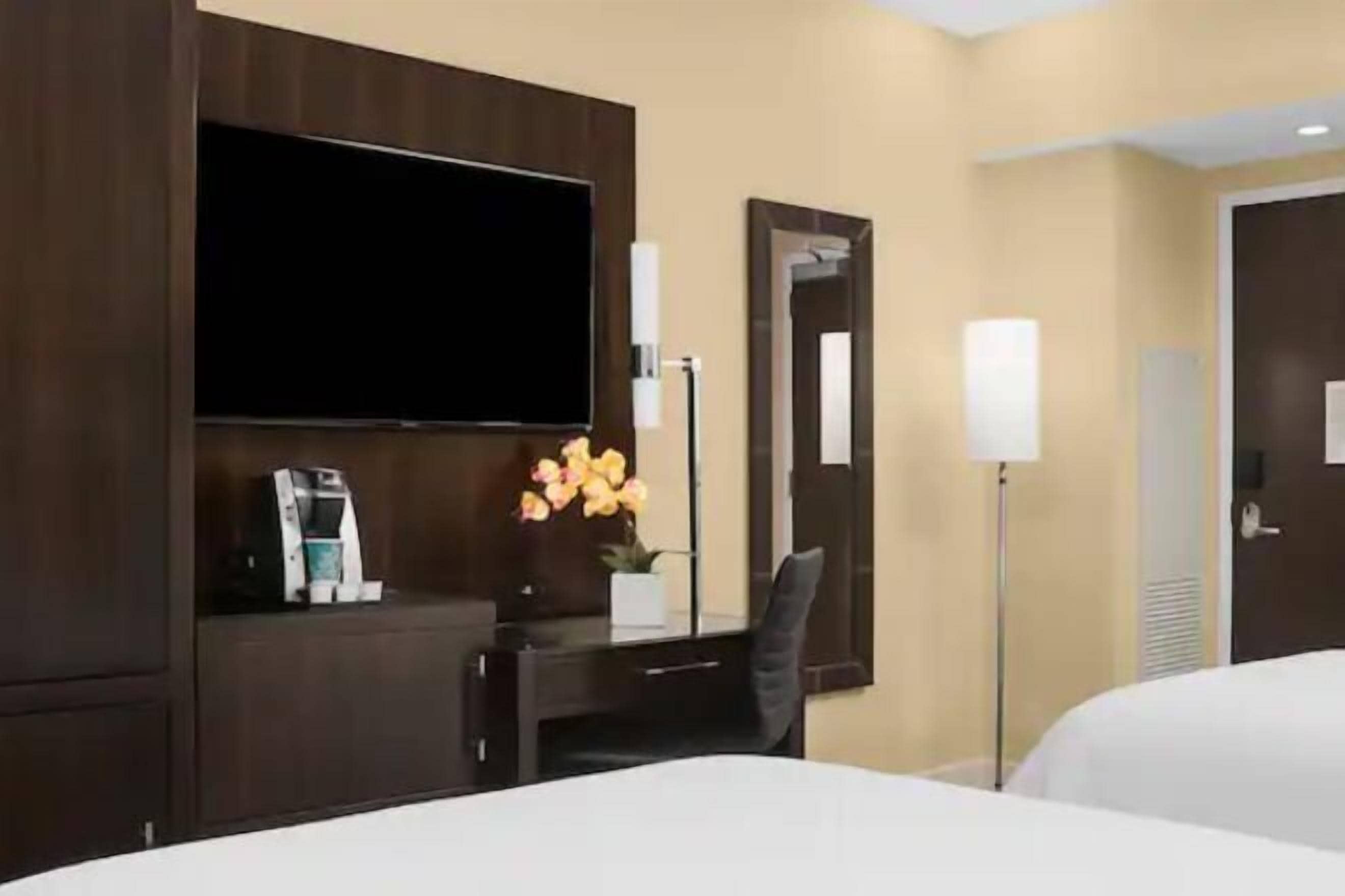 高档床上用品、客房内保险箱、办公桌、笔记本电脑工作区