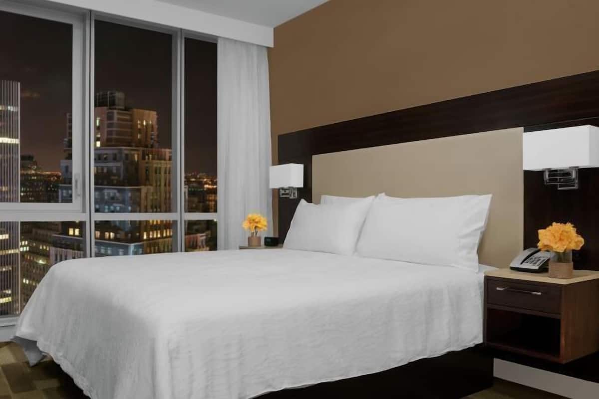 Premium bedding, in-room safe, desk, laptop workspace