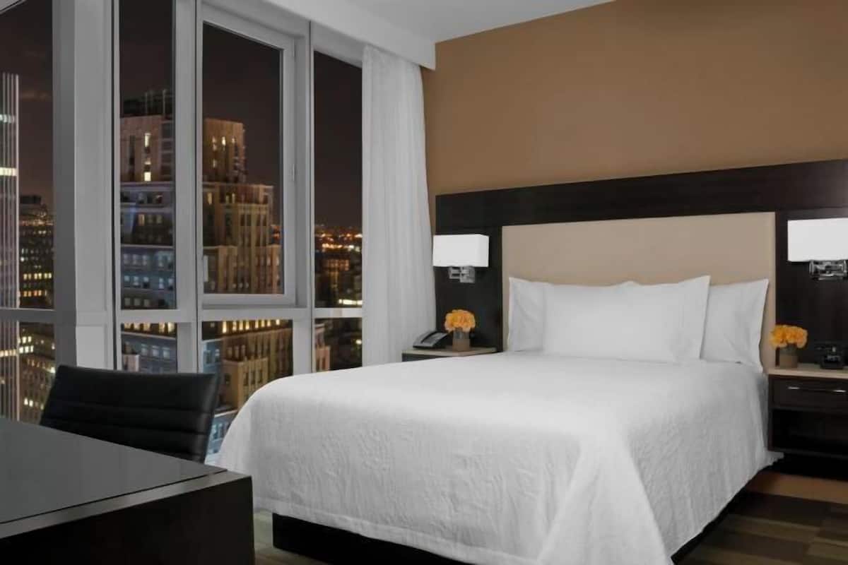 Premium bedding, in-room safe, desk, laptop workspace