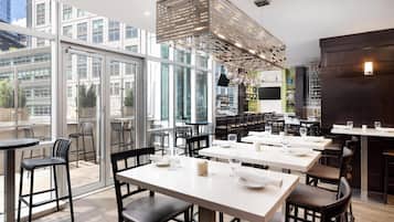 Se sirven desayunos, comidas, cenas y cocina italiana