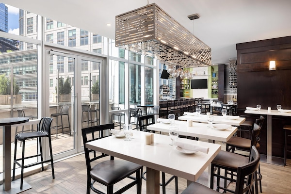 Se sirven desayunos, almuerzos y cenas; cocina italiana