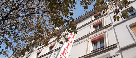 Vista frontal de la propiedad