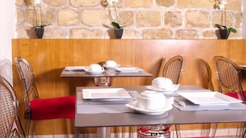 Daily continental breakfast (EUR 10.50 per person)