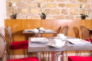 Desayuno continental (EUR 9.5 por persona) 