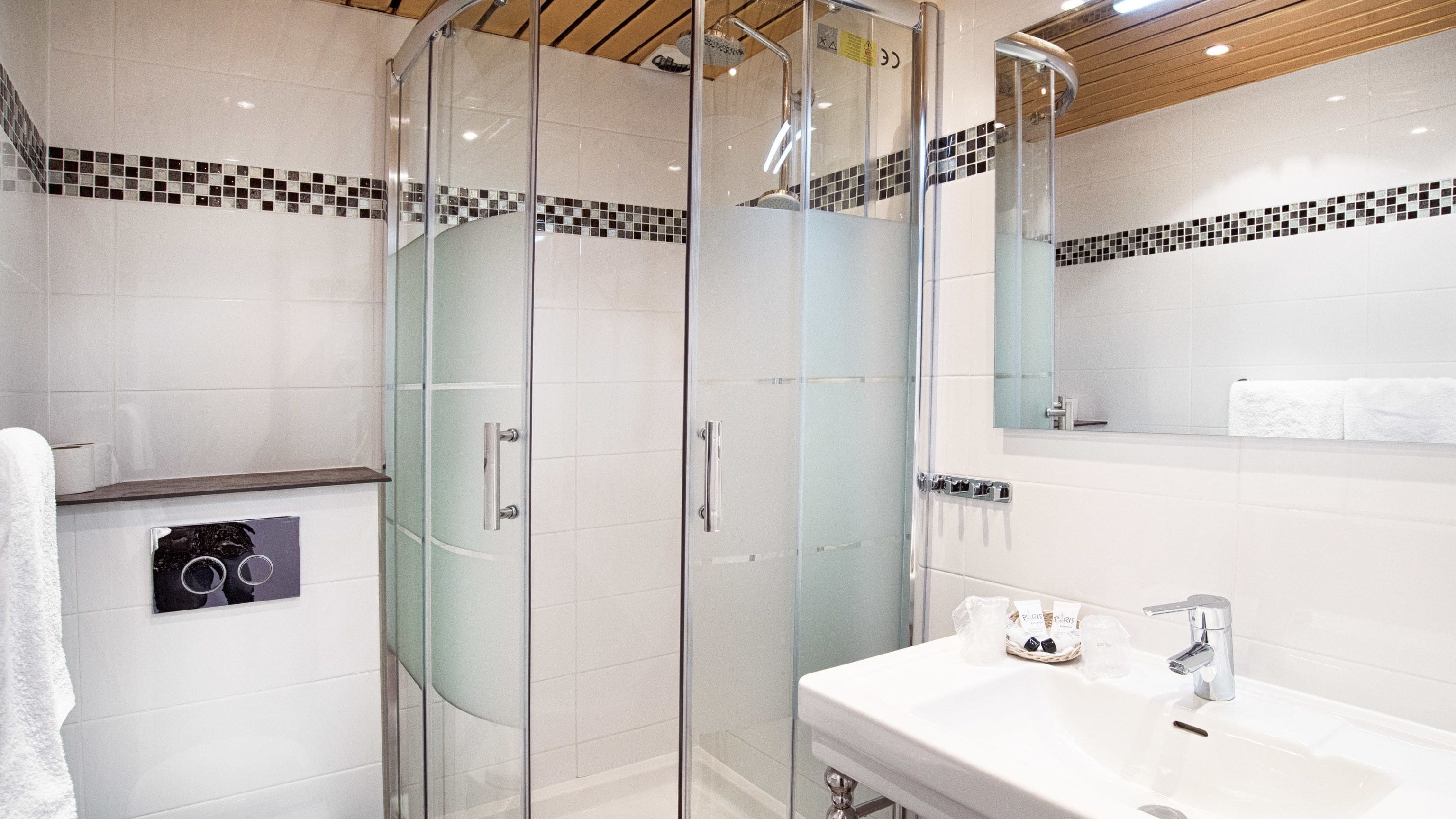 combined shower/bathtub, hair dryer, towels