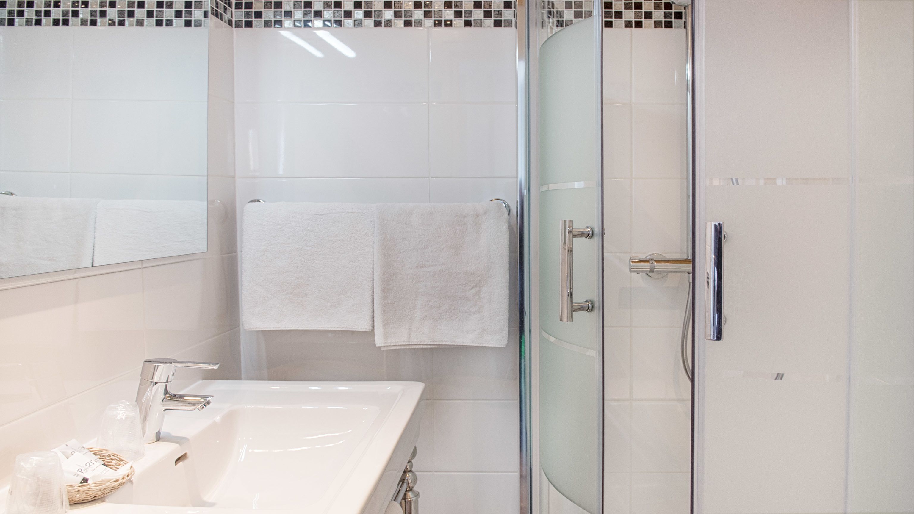 combined shower/bathtub, hair dryer, towels