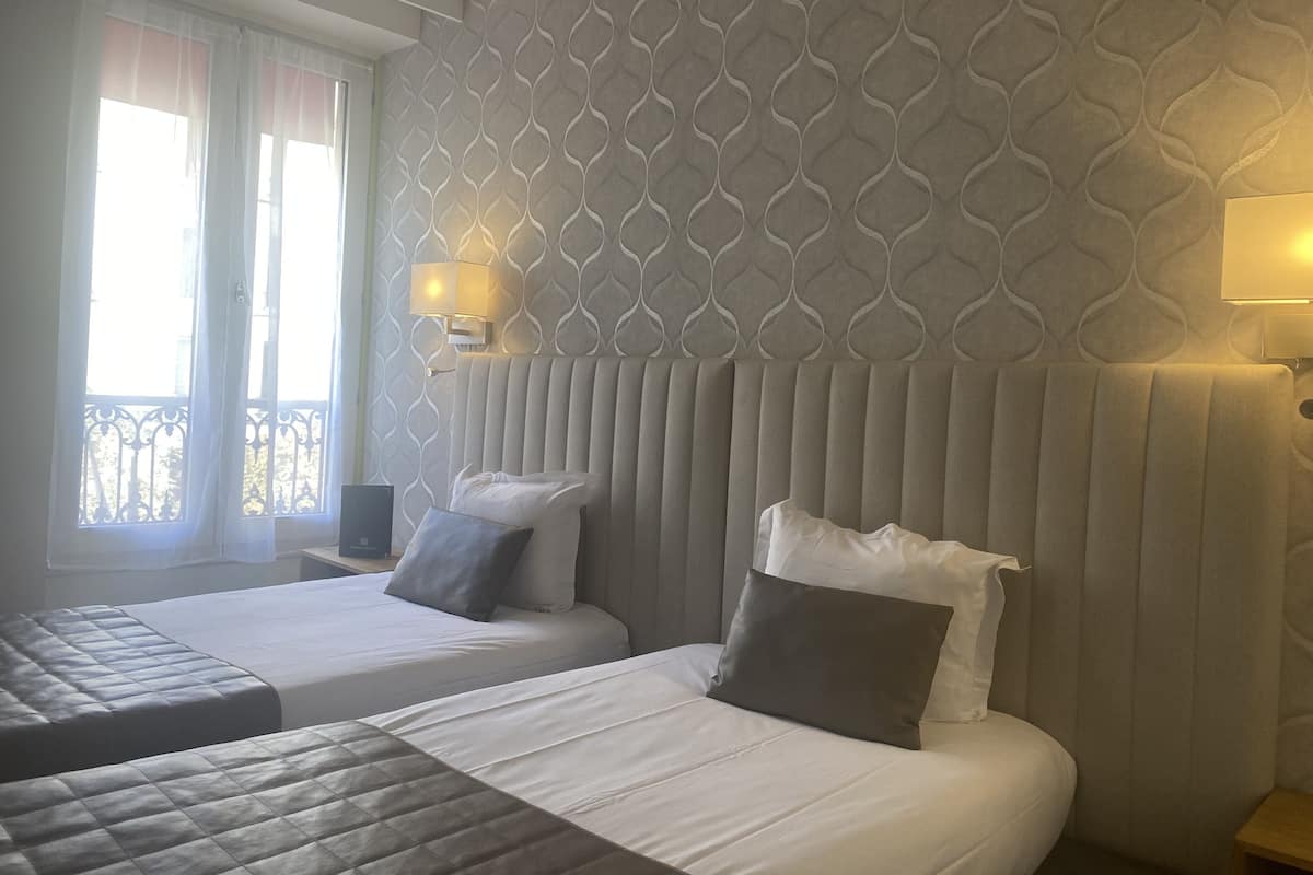Premium bedding, in-room safe, desk, iron/ironing board