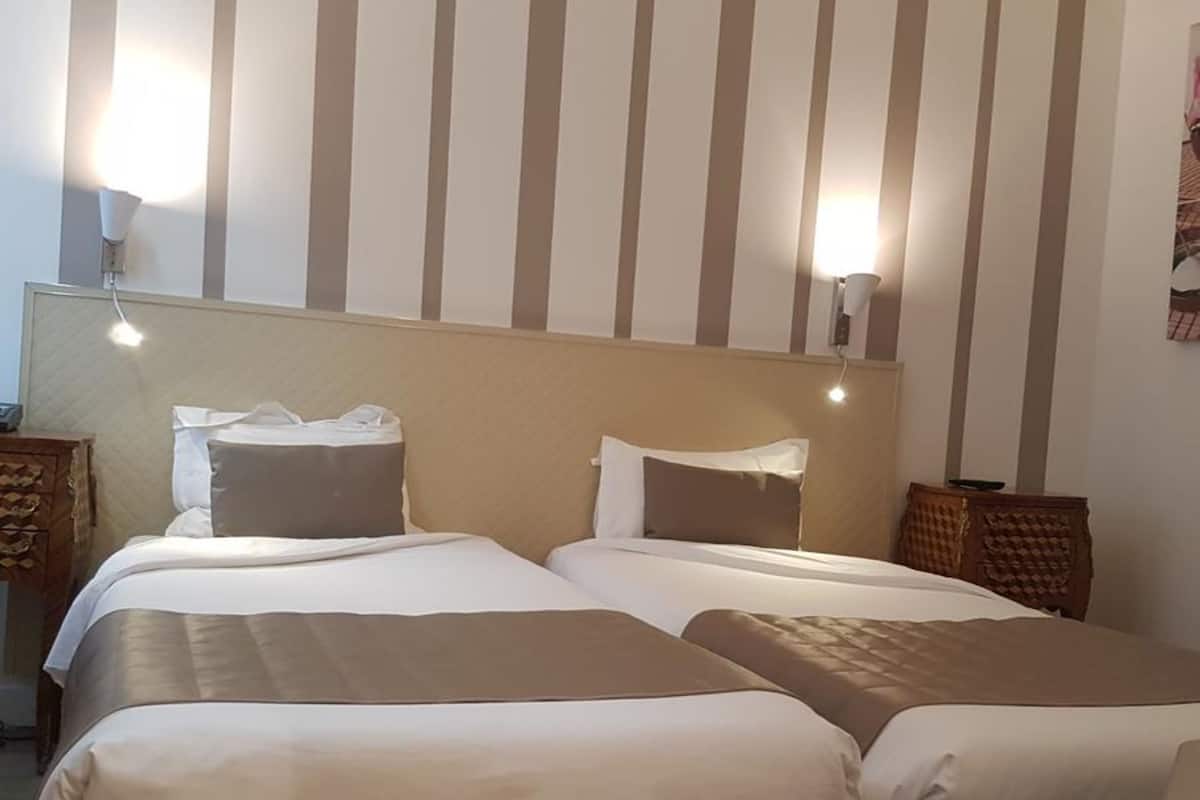 Premium bedding, in-room safe, desk, iron/ironing board