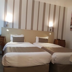 Δίκλινο Δωμάτιο (Twin) | Κλινοσκεπάσματα υψηλής ποιότητας, χρηματοκιβώτιο στο δωμάτιο, γραφείο 