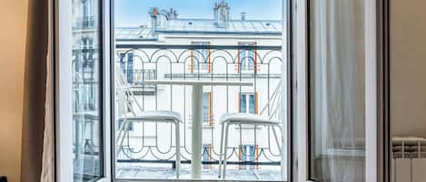 Habitación superior, 1 cama doble | Ropa de cama de alta calidad, caja fuerte, escritorio