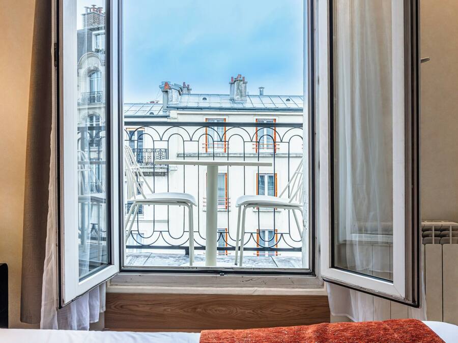 Ropa de cama de alta calidad y caja de seguridad en la habitación