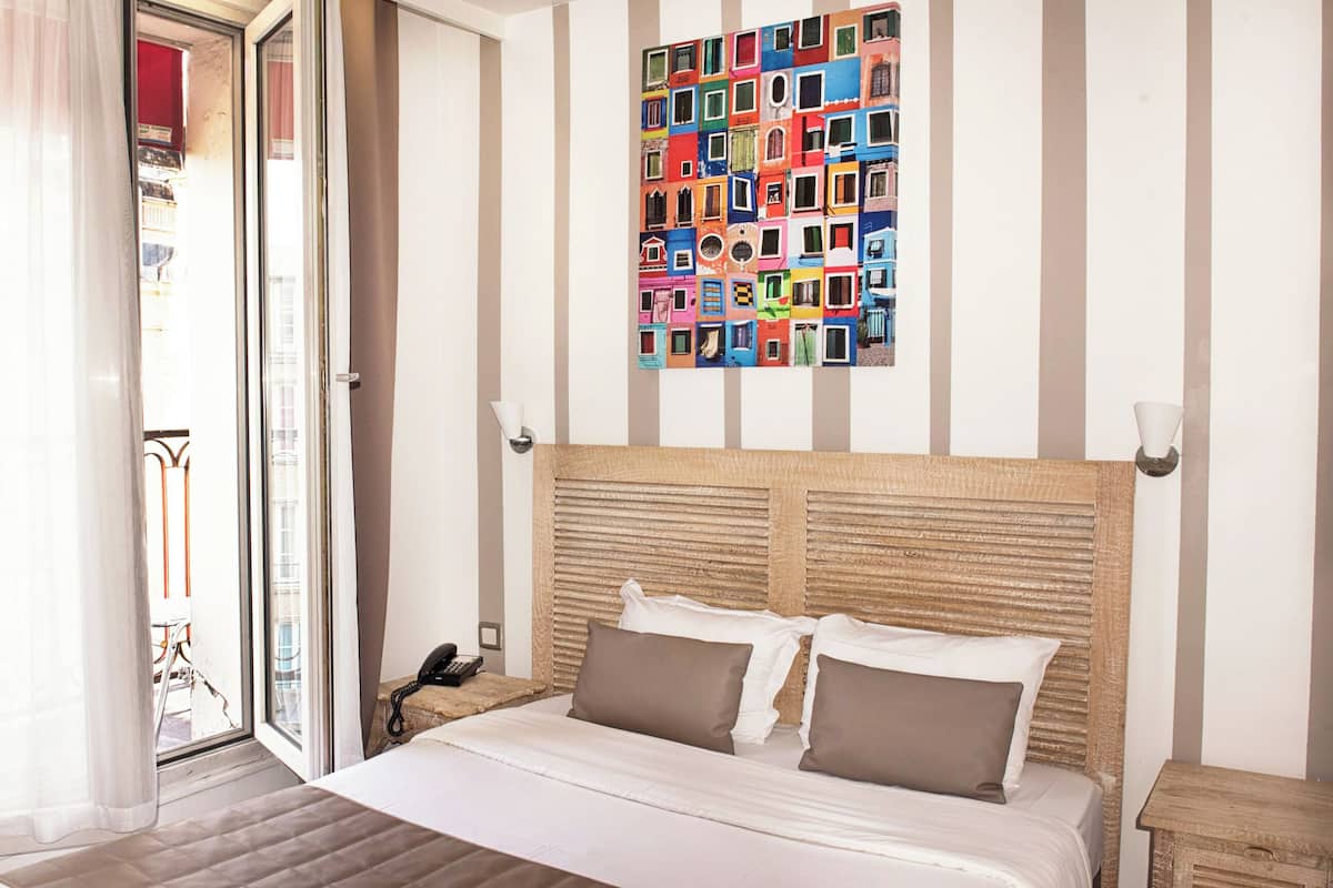 Premium bedding, in-room safe, desk, iron/ironing board