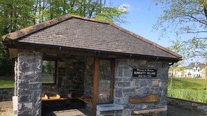 Centro de visitantes de piedra con un cartel que dice "Welcome to Bunratty Village".
