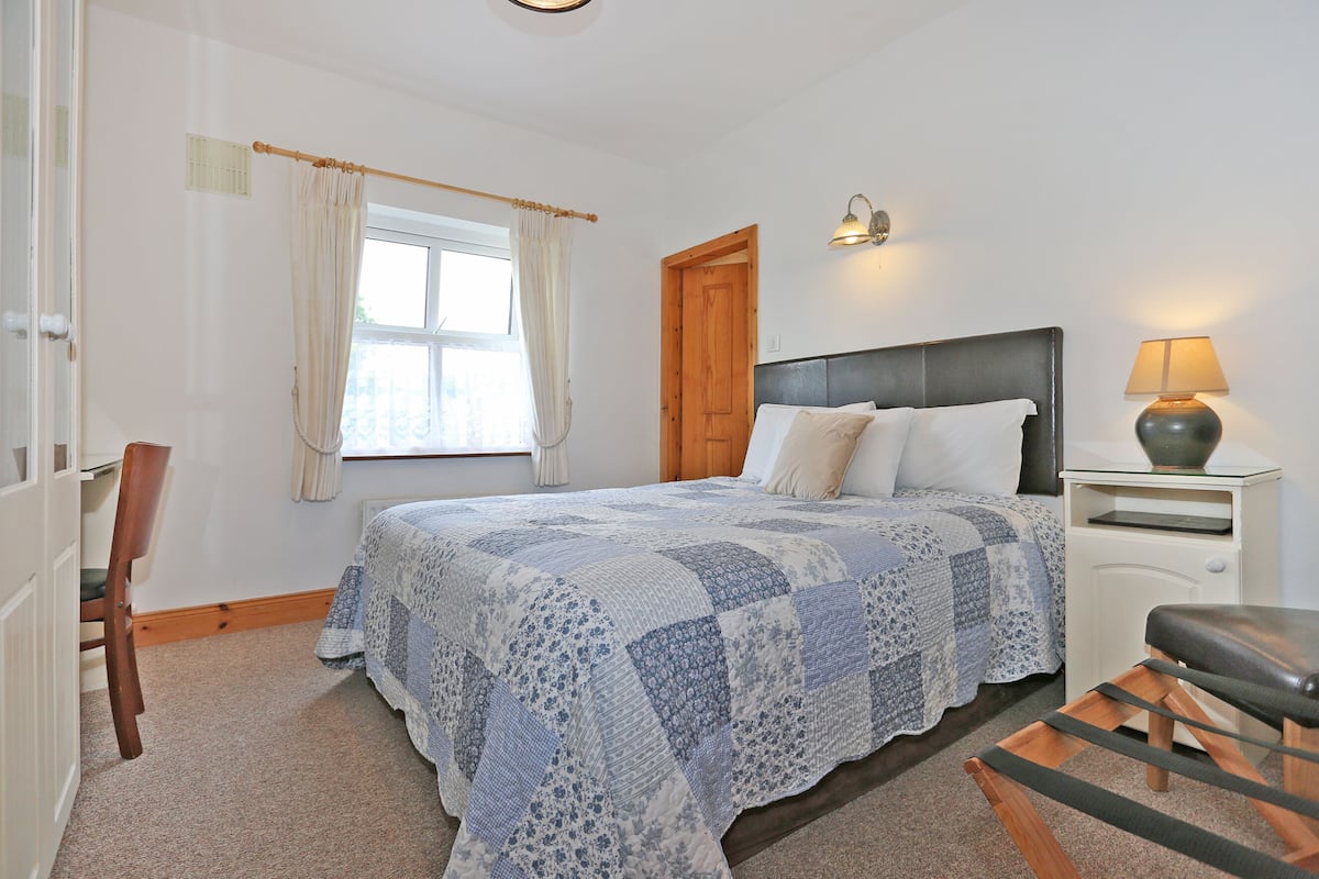 Comfort Single Room | Laptop workspace, soundproofing, free WiFi, bed sheets