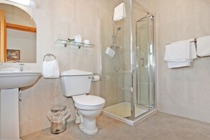 Comfort Twin kamer | Badkamer | Een douche, gratis toiletartikelen, een haardroger, handdoeken