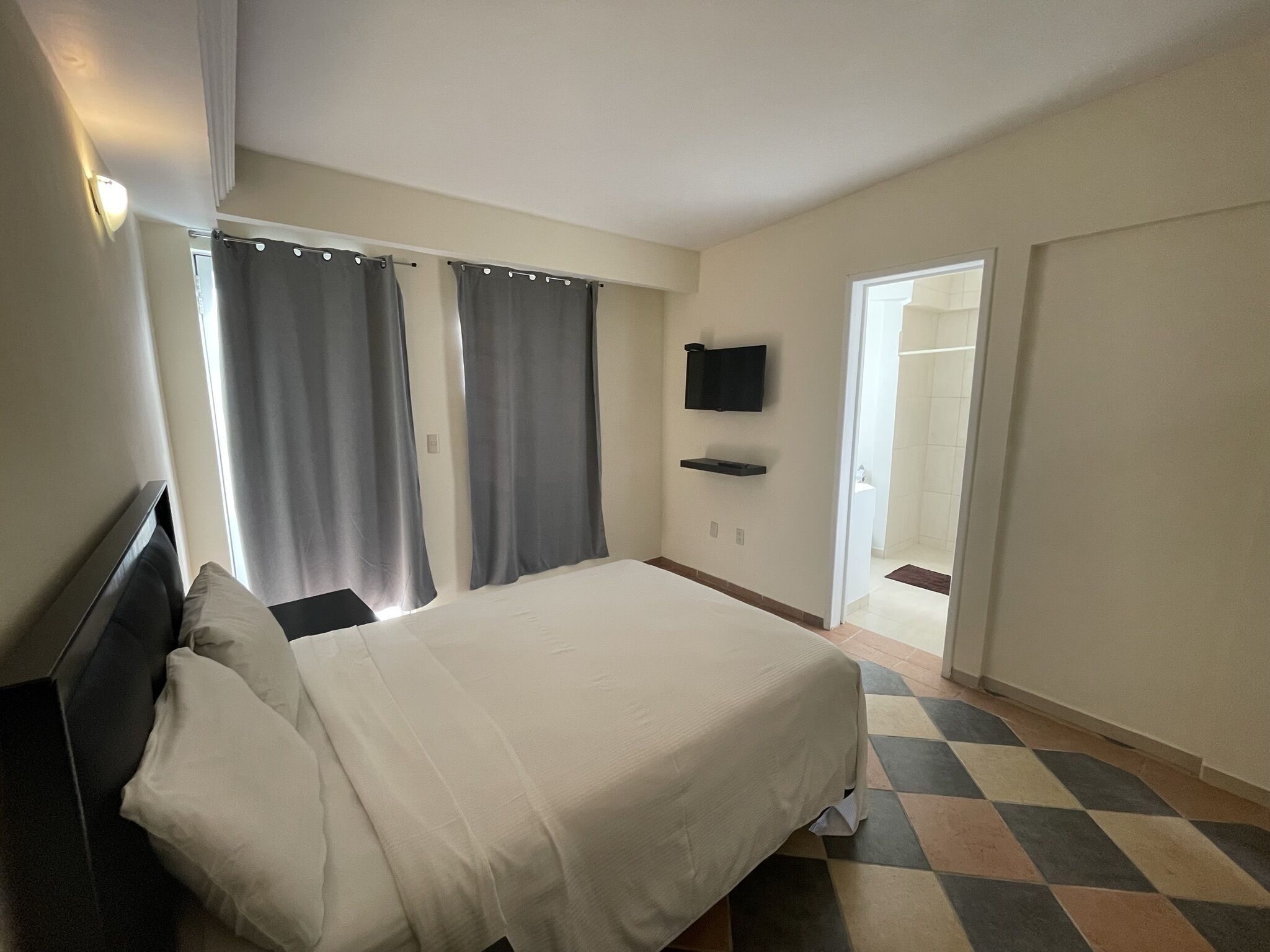 Minibar, blendingsgardiner, strykejern/-brett og wi-fi (inkludert)