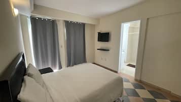 Minibar, cortinas blackout, tabla de planchar con plancha y wifi gratis