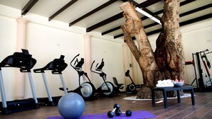 Ett gym med motionscyklar, löpband och träningsbollar.