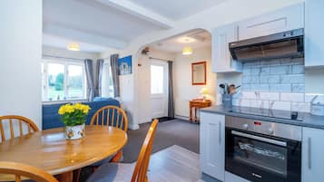 Cottage, Ensuite (Cuckoo) | Private kitchen | Shared fridge, microwave, electric kettle