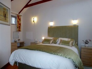 Double Room, Ensuite (Tawny Owl) | Iron/ironing board, free WiFi, bed sheets - West View (Louth)