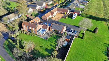 活动屋, 公共浴室 (Pitch OFFLINE) | 外观