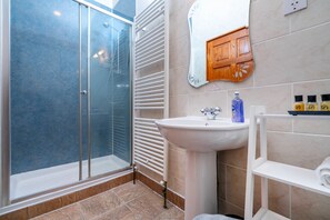 Double Room, Ensuite (Barn Owl) | Bathroom