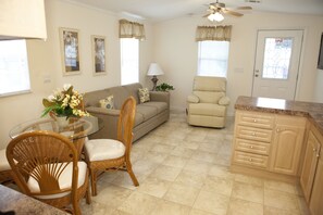 Cottage | In-room dining - North Lake Estates RV Park (Moore Haven)