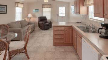 Full-size fridge, microwave, oven, stovetop