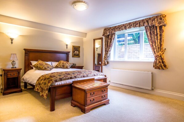 Escritorio, tabla de planchar con plancha, wifi gratis y ropa de cama 