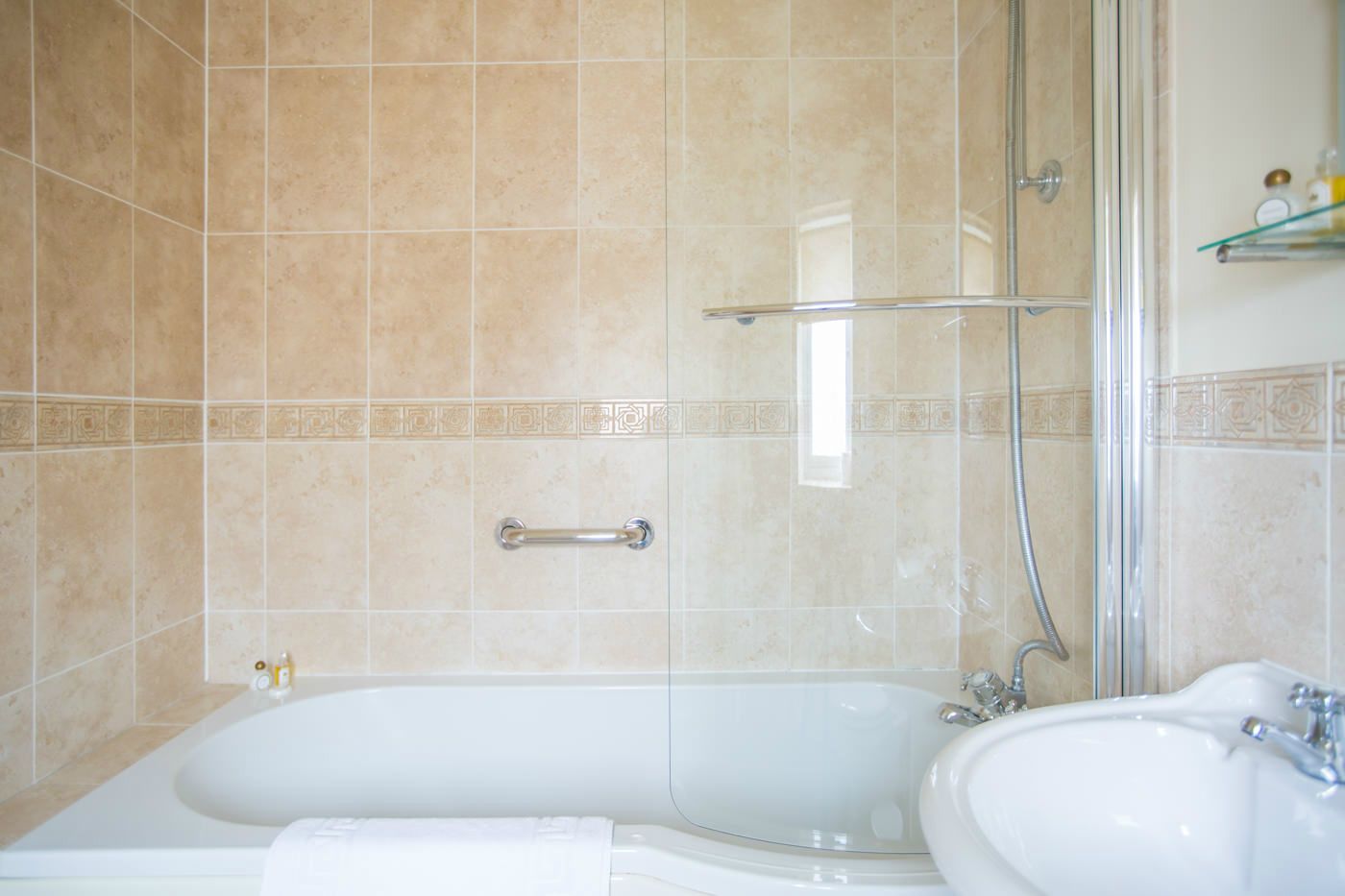 Kostenlose Toilettenartikel, Haartrockner, Handtücher