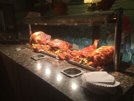 Se sirven desayunos, almuerzos y cenas; cocina local