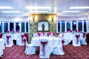 Indoor wedding - The Down Inn (Bridgnorth)