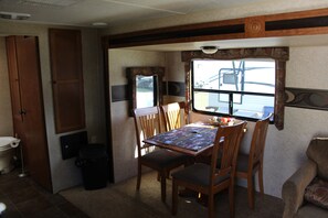 تناول الطعام داخل الغرفة