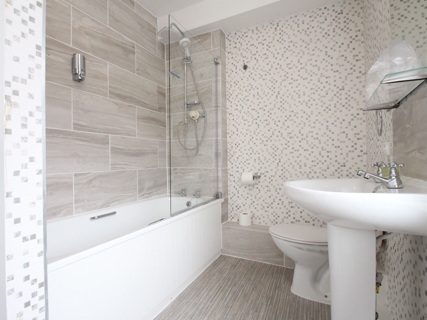 Triple Room, Ensuite | Bathroom | Free toiletries