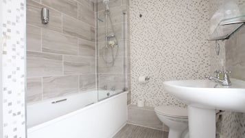Triple Room, Ensuite | Bathroom | Free toiletries