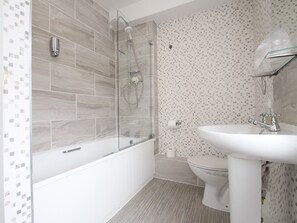 Habitación triple, baño privado | Baño | Artículos de higiene personal gratuitos