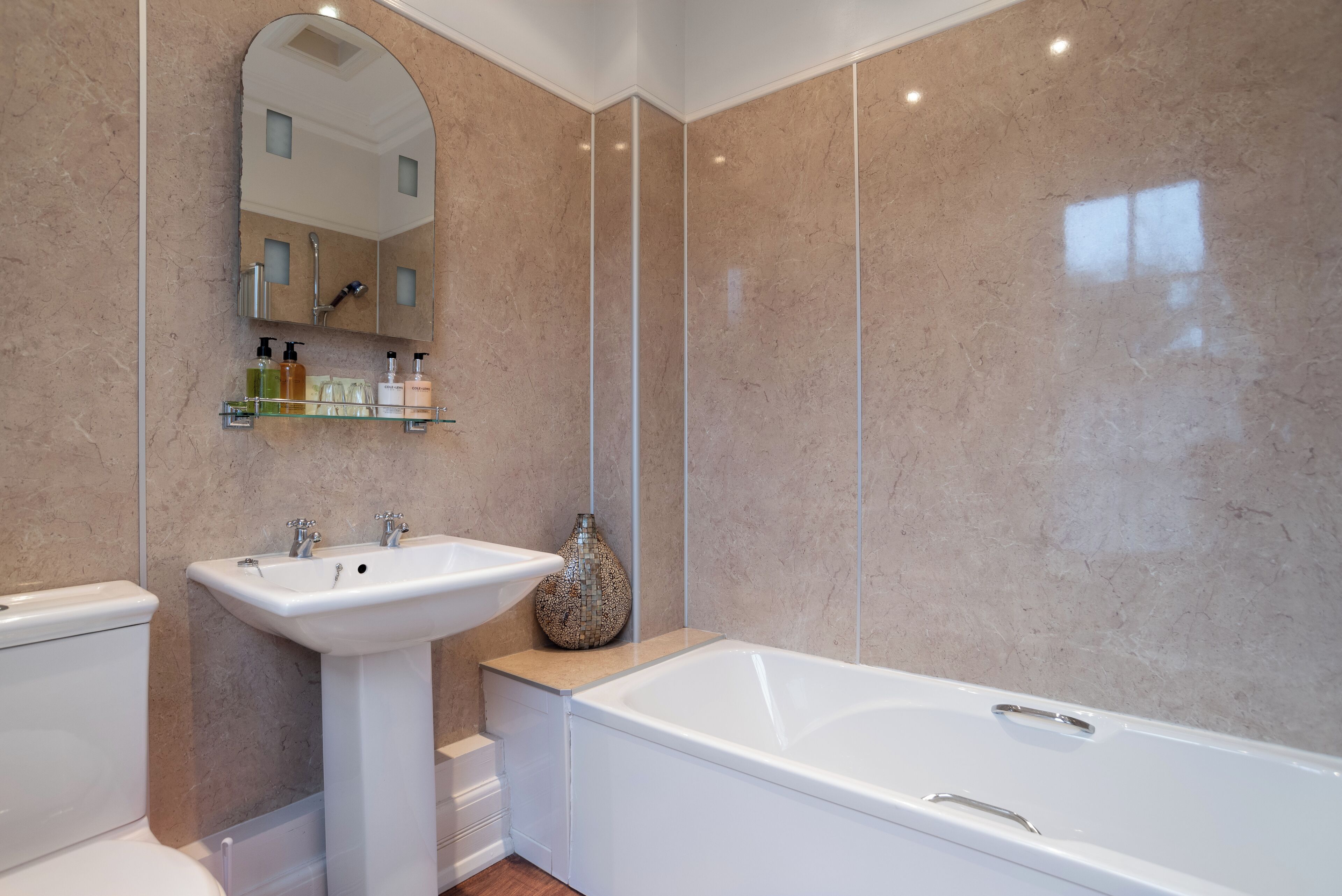 Een badkamer met toilet, wastafel en bad.